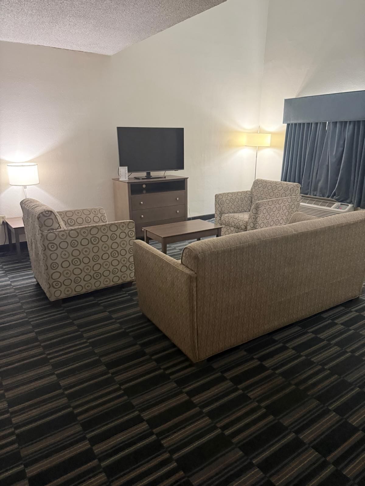 Suite, 1 Tempat Tidur King, Bebas Asap Rokok, lemari es & microwave | Area keluarga | Televisi LED 40-inci dengan saluran TV kabel dan TV