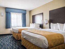 Cortinas blackout, tabla de planchar con plancha, wifi y ropa de cama 