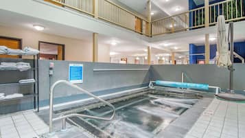 Una piscina techada, una piscina al aire libre de temporada, sombrillas
