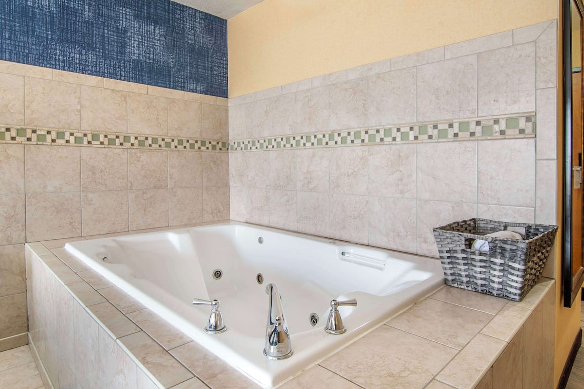 desk, iron/ironing board, cots/infant beds, wifi