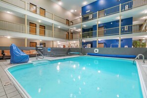 Piscine intérieure, piscine extérieure en saison, 9 h à  21 h, parasols