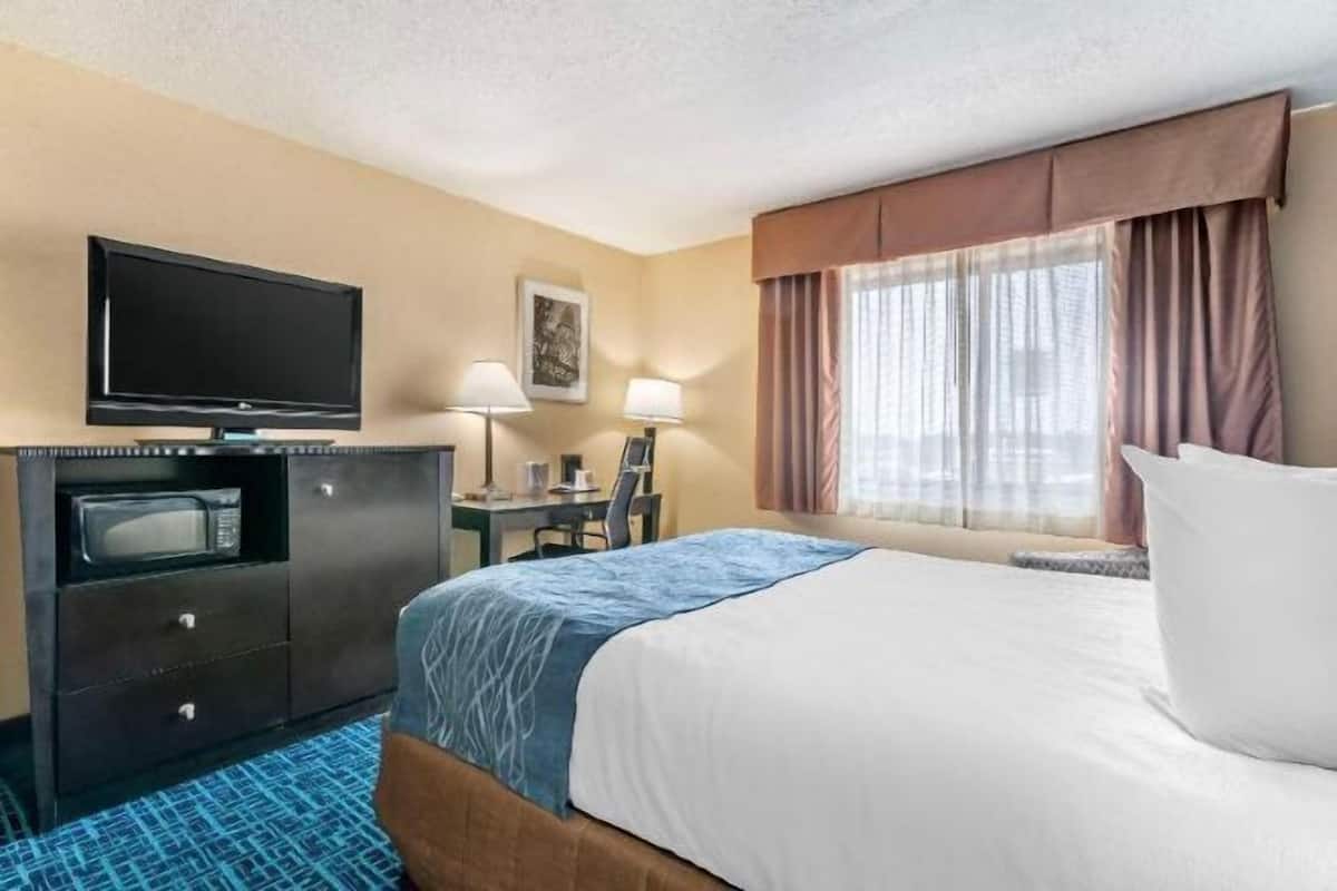 Desk, iron/ironing board, WiFi, bed sheets