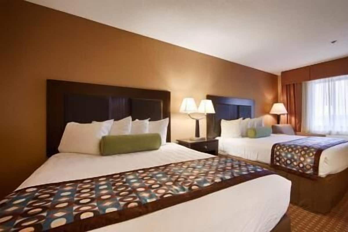 Escritorio, tabla de planchar con plancha, wifi y ropa de cama