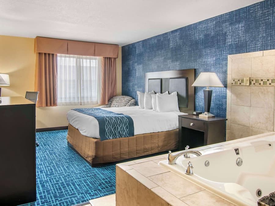 Desk, iron/ironing board, WiFi, bed sheets