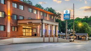 A Best Western hotel with a brick facade, a covered entrance, and a signboard.