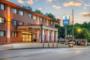 A Best Western hotel with a brick facade, a covered entrance, and a signboard.
