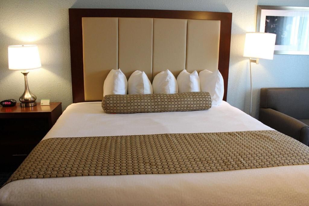Escritorio, tabla de planchar con plancha, wifi y ropa de cama 