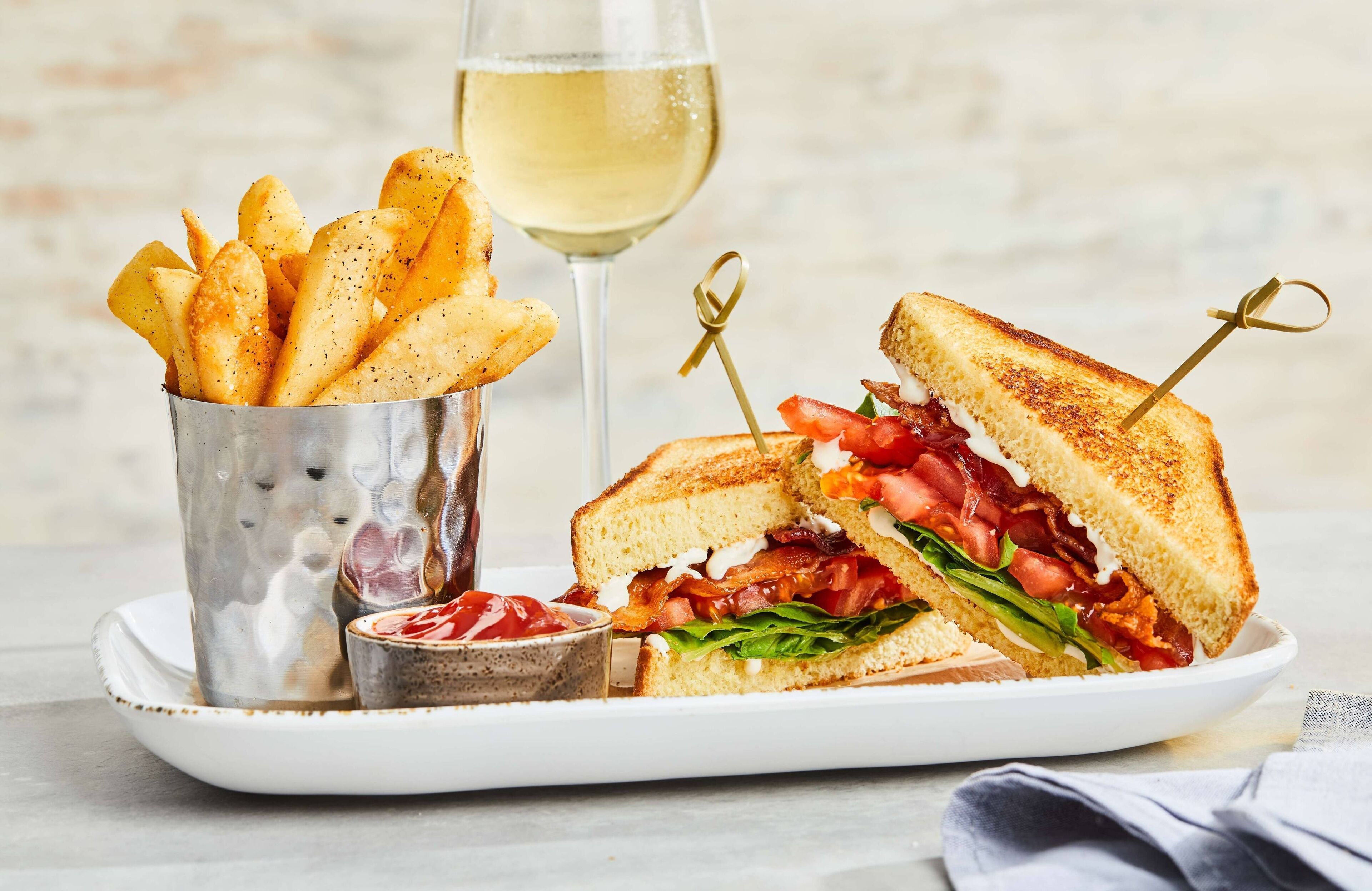 breakfast and dinner served, american cuisine