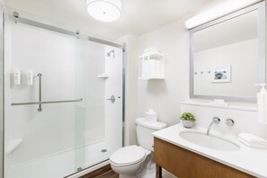 Combined shower/bathtub, free toiletries, hair dryer, towels - Hampton Inn Long Island/Islandia (Islandia)