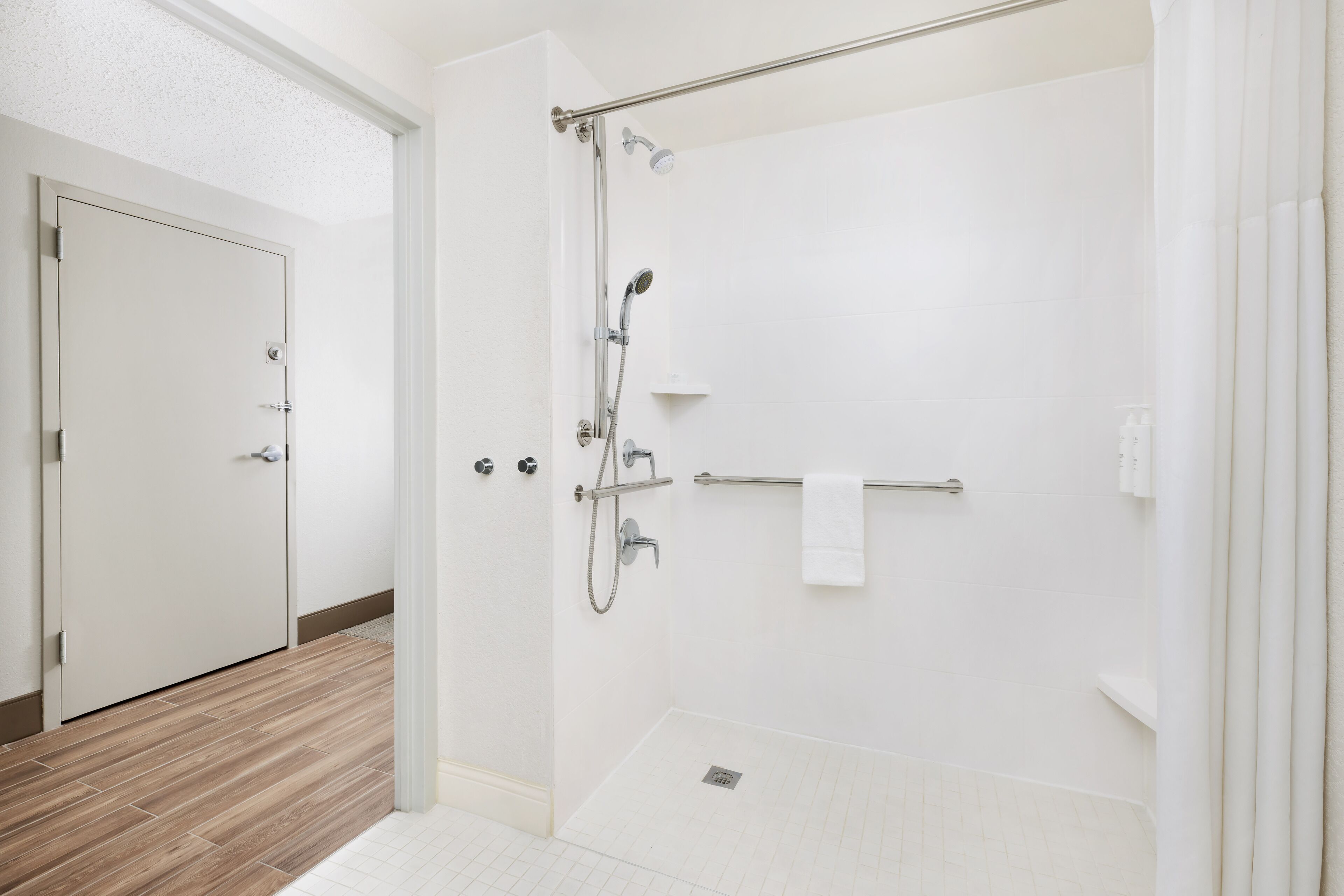 1 queen bed, mobility/hearing accessible, roll in shower, non-smoking | bathroom | combined shower/bathtub, free toiletries, hair dryer, towels