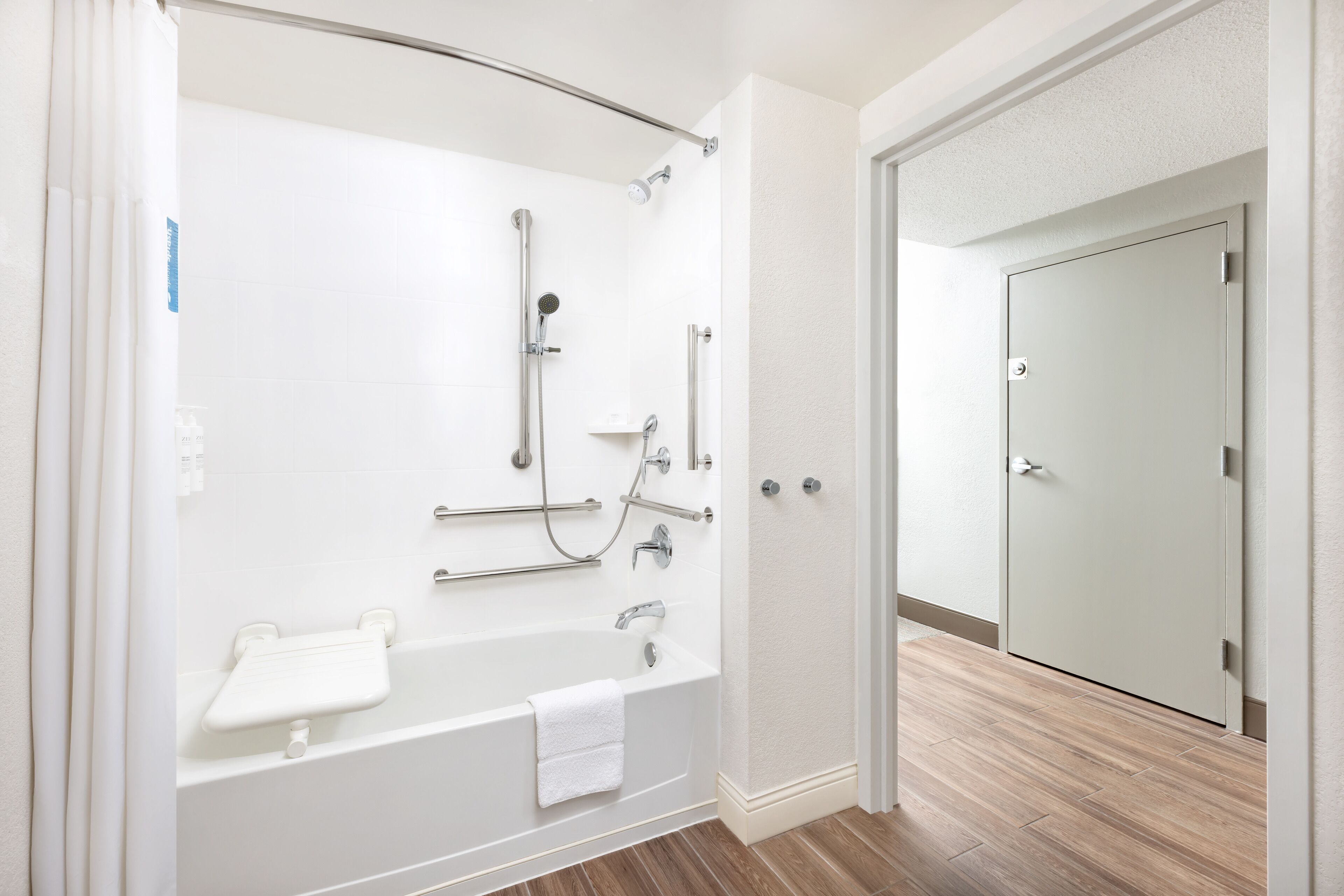 1 queen bed, mobility/hearing accessible, bathtub, non-smoking | bathroom | combined shower/bathtub, free toiletries, hair dryer, towels