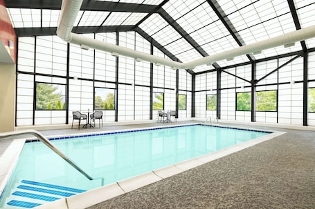 Una piscina techada. Hampton Inn Long Island/Islandia