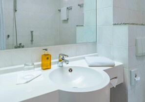 Een diep bad, een hydromassagedouche, een haardroger, handdoeken