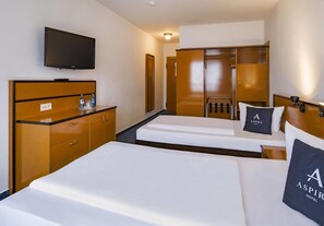Desk, laptop workspace, bed sheets - Aspire Frankfurt Airport, Trademark Collection by Wyndham (Ruesselsheim)