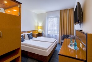 Desk, laptop workspace, bed sheets - Aspire Frankfurt Airport, Trademark Collection by Wyndham (Ruesselsheim)