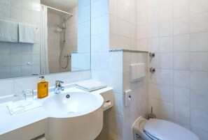 Komfortbadewanne, Hydromassagedusche, Haartrockner, Handtücher