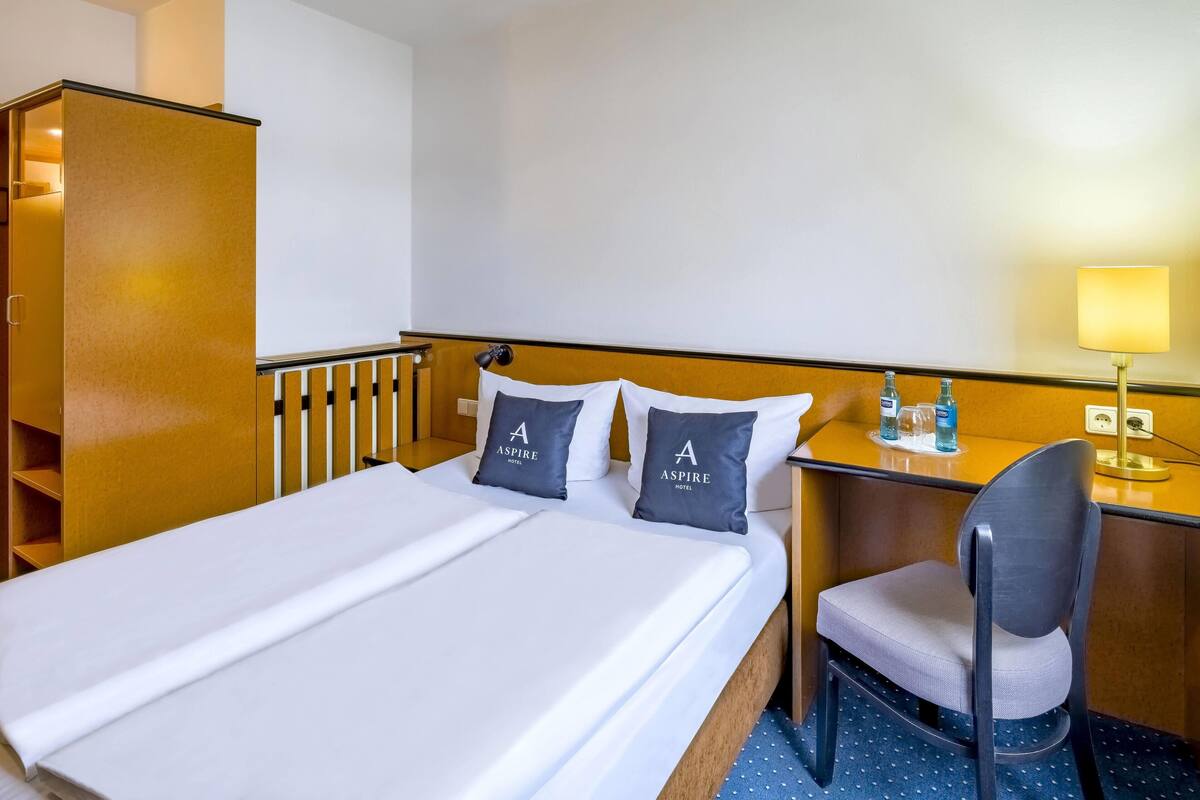 Superior Room, 2 Single Beds | Desk, laptop workspace, bed sheets