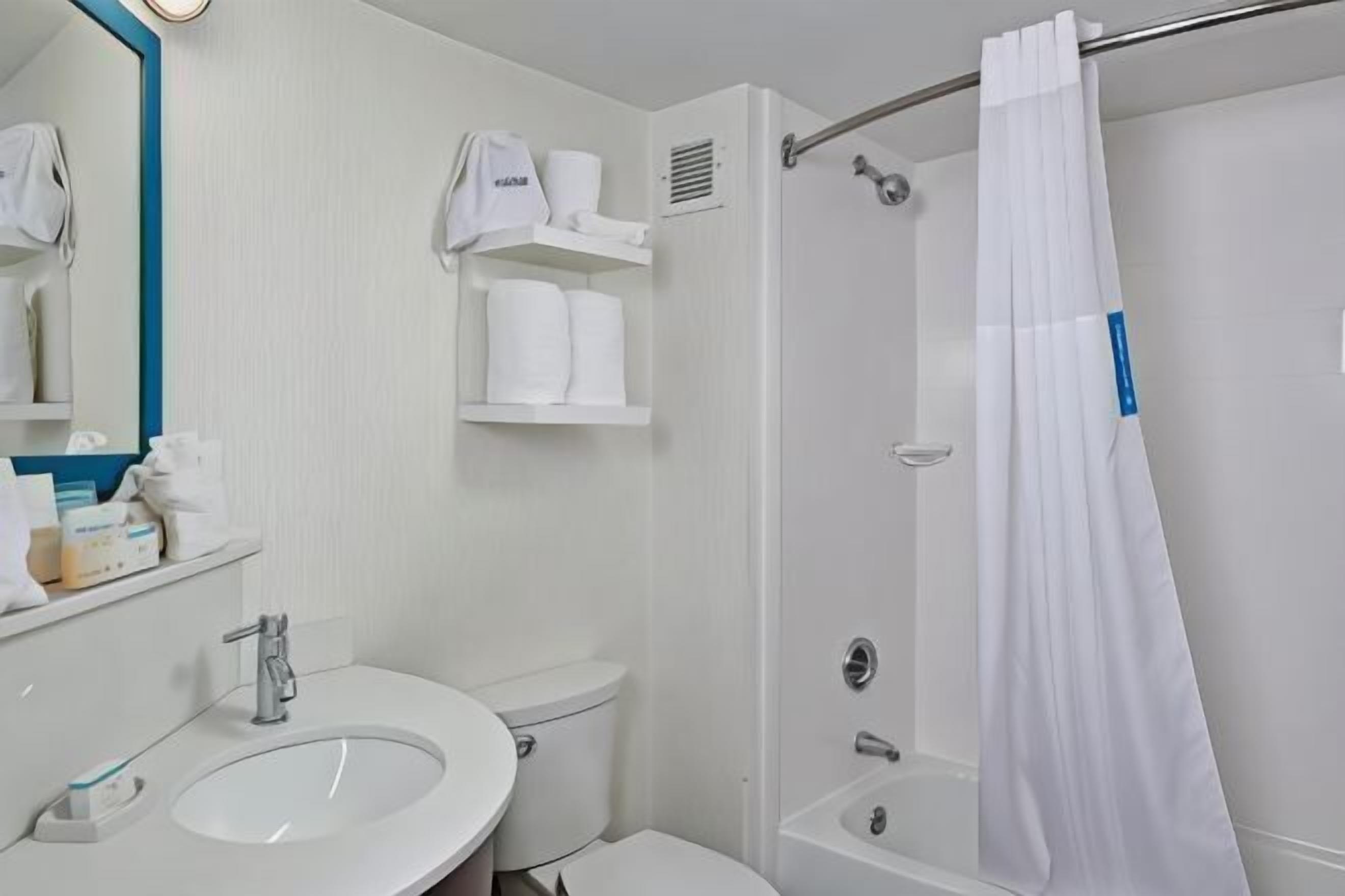 Baño | Regadera, amenidades de baño gratuitas, secadora de cabello, toallas 
