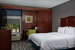 One King Bed | In-room safe, desk, iron/ironing board, free cribs/infant beds - Hampton Inn Atlanta NW Cumberland (Atlanta)