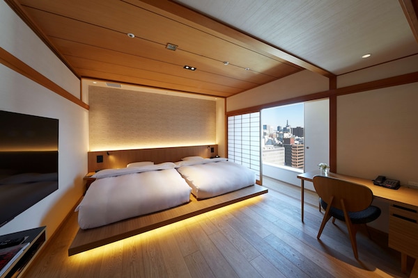 Suite, Mehrere Betten | Daunenbettdecken, Zimmersafe, Schreibtisch, Bügeleisen/Bügelbrett