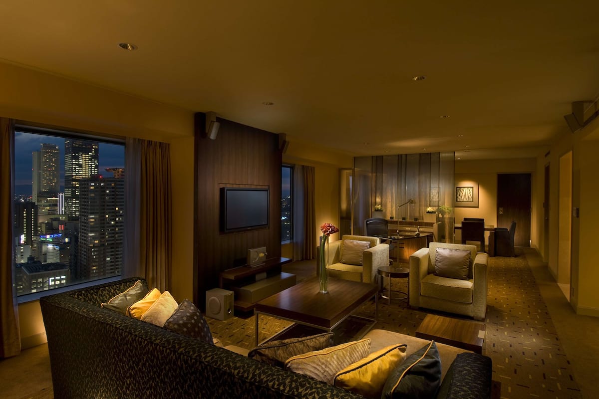 king executive deluxe suite | down duvets, in-room safe, desk, iron/ironing board