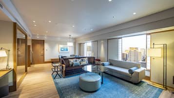 エグゼクティブスイート キング | リビング エリア | 40 インチのテレビ (衛星放送視聴可)、有料ムービー