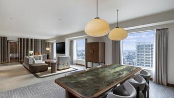 Suite Eksekutif, 1 Tempat Tidur King (Deluxe) | Area keluarga | Televisi 40-inci dengan saluran TV satelit dan film berbayar