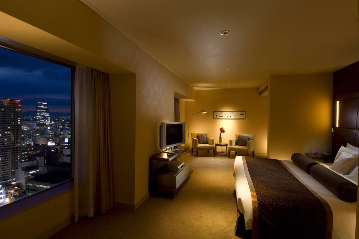 Down comforters, in-room safe, desk, iron/ironing board