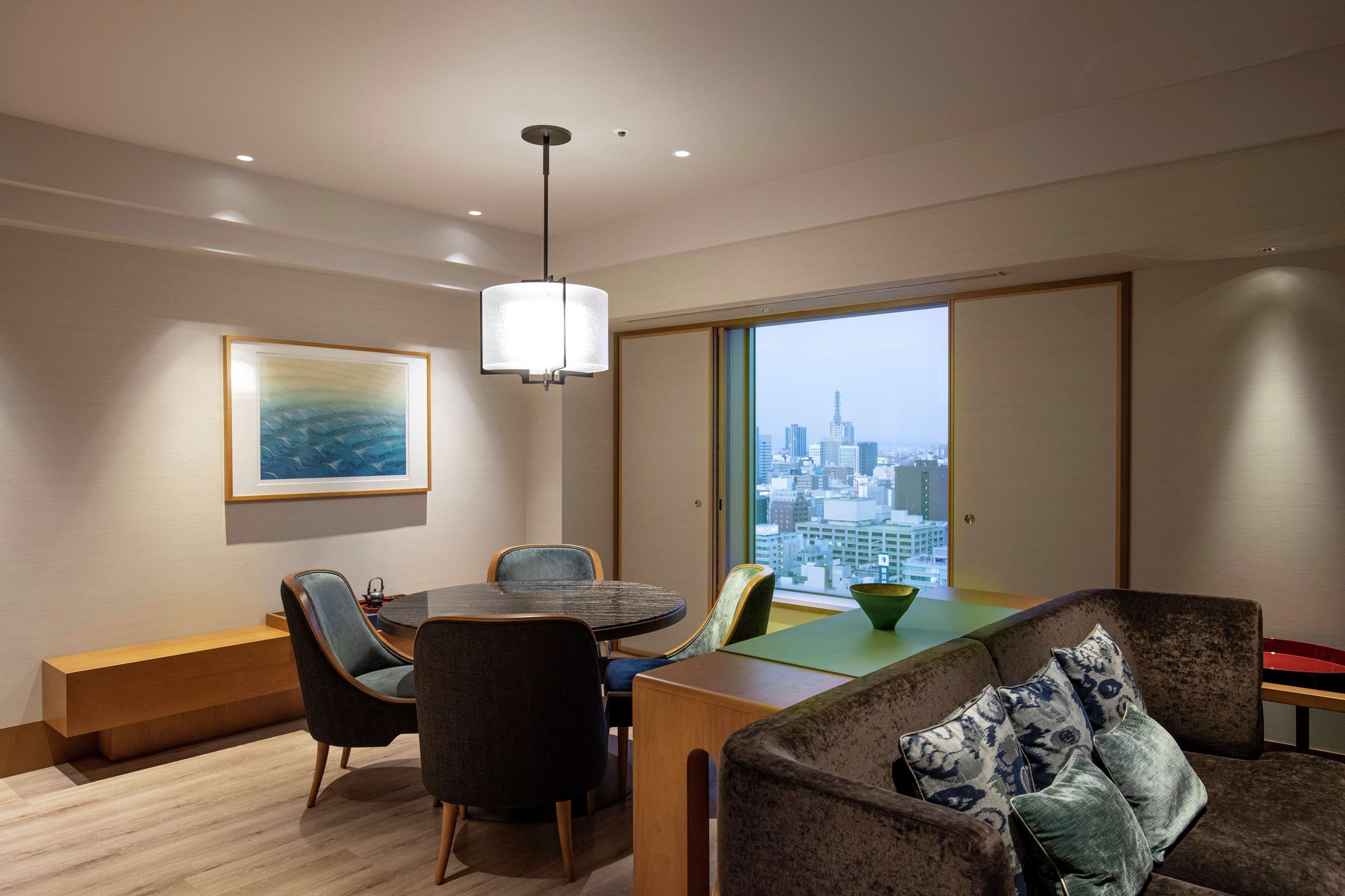 エグゼクティブスイート キング | リビング エリア | 40 インチのテレビ (衛星放送視聴可)、有料ムービー