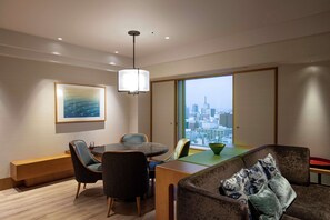 Suite ejecutiva, 1 cama de matrimonio grande | Zona de estar | Televisión de 40 pulgadas con canales por satélite, películas de pago