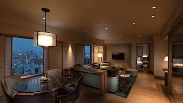 King Executive Suite | Down comforters, in-room safe, desk, iron/ironing board