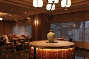 3 restaurants, breakfast, lunch, dinner served; Chinese cuisine
