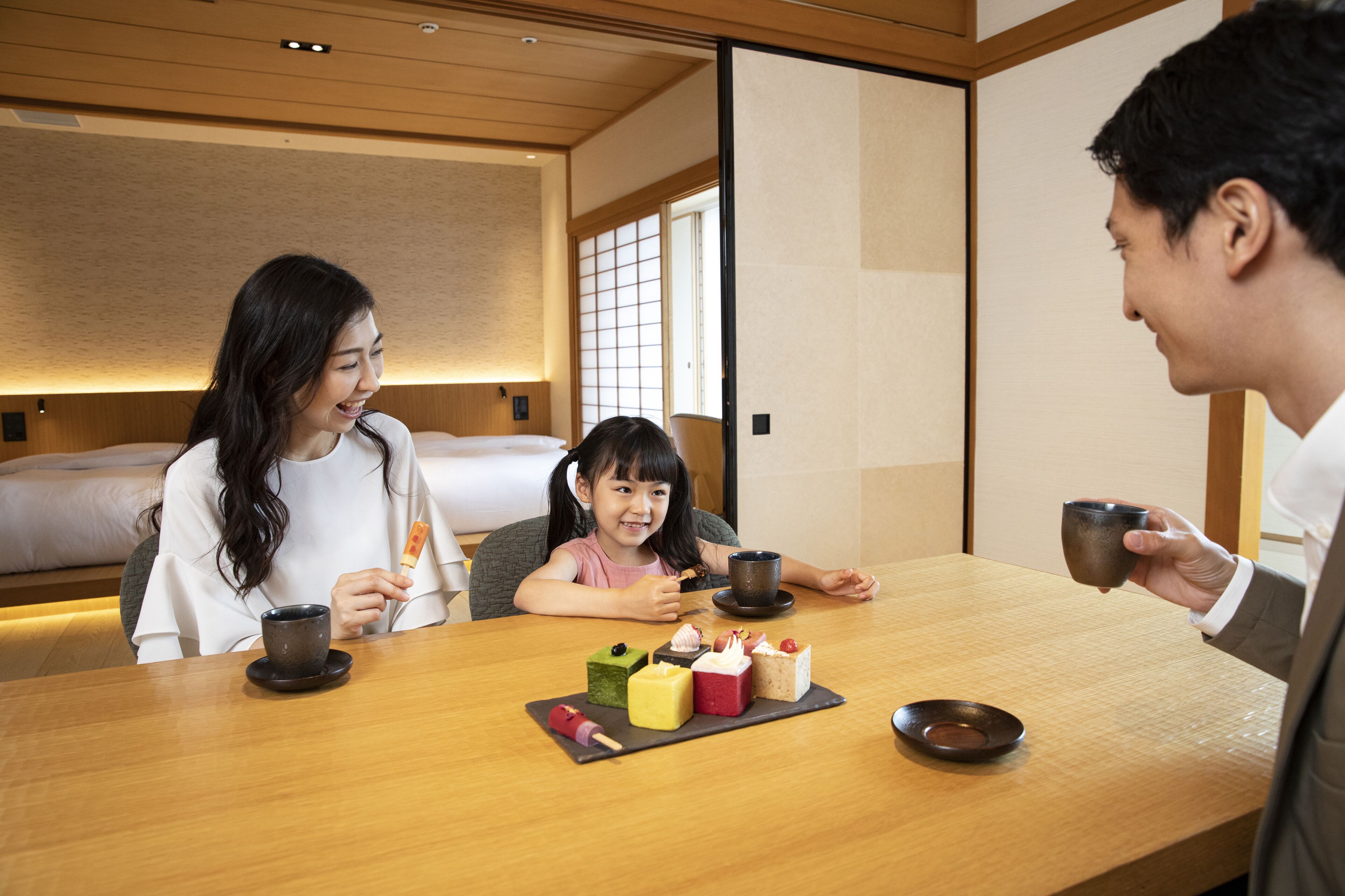 和室スイート | リビングルーム | 40 インチのテレビ (衛星放送視聴可)、有料ムービー