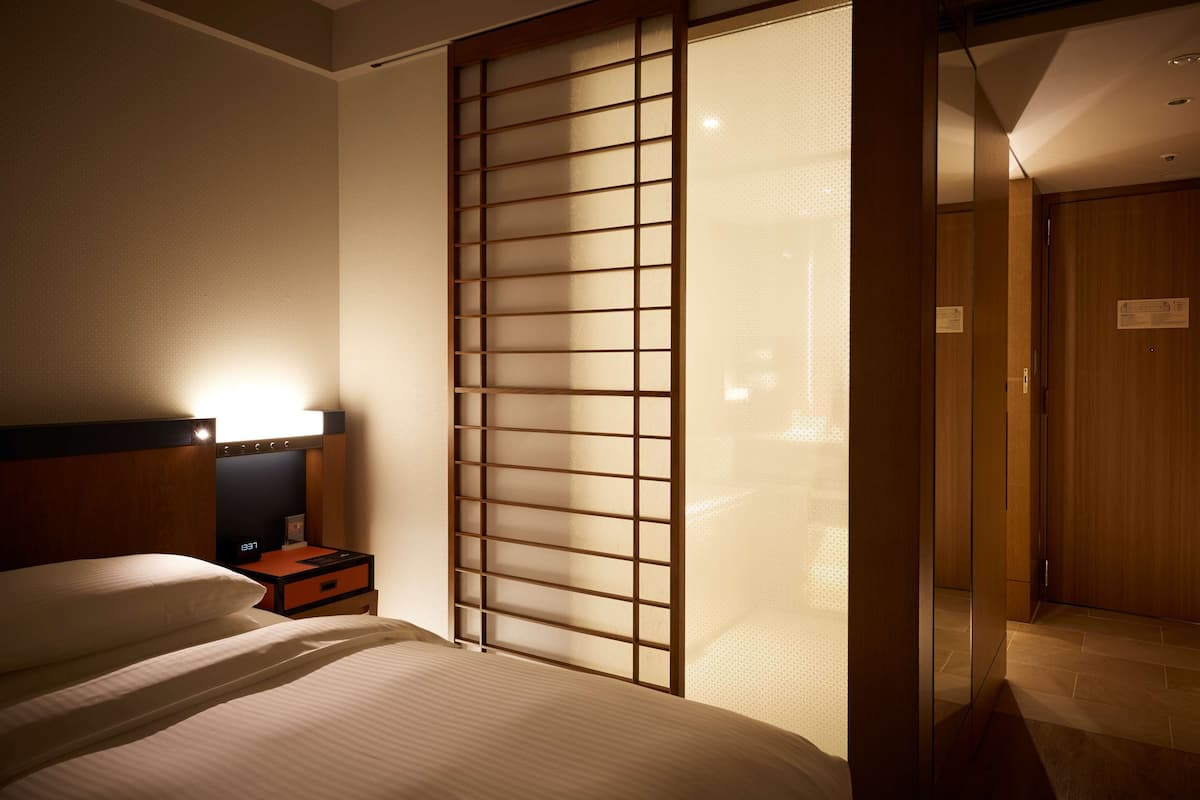 Down duvets, in-room safe, desk, iron/ironing board