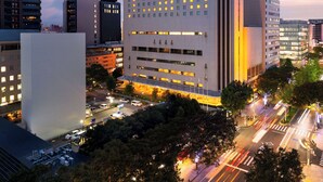 Un hotel de gran altura con diseño moderno, varios pisos y un nombre destacado en la parte superior.
