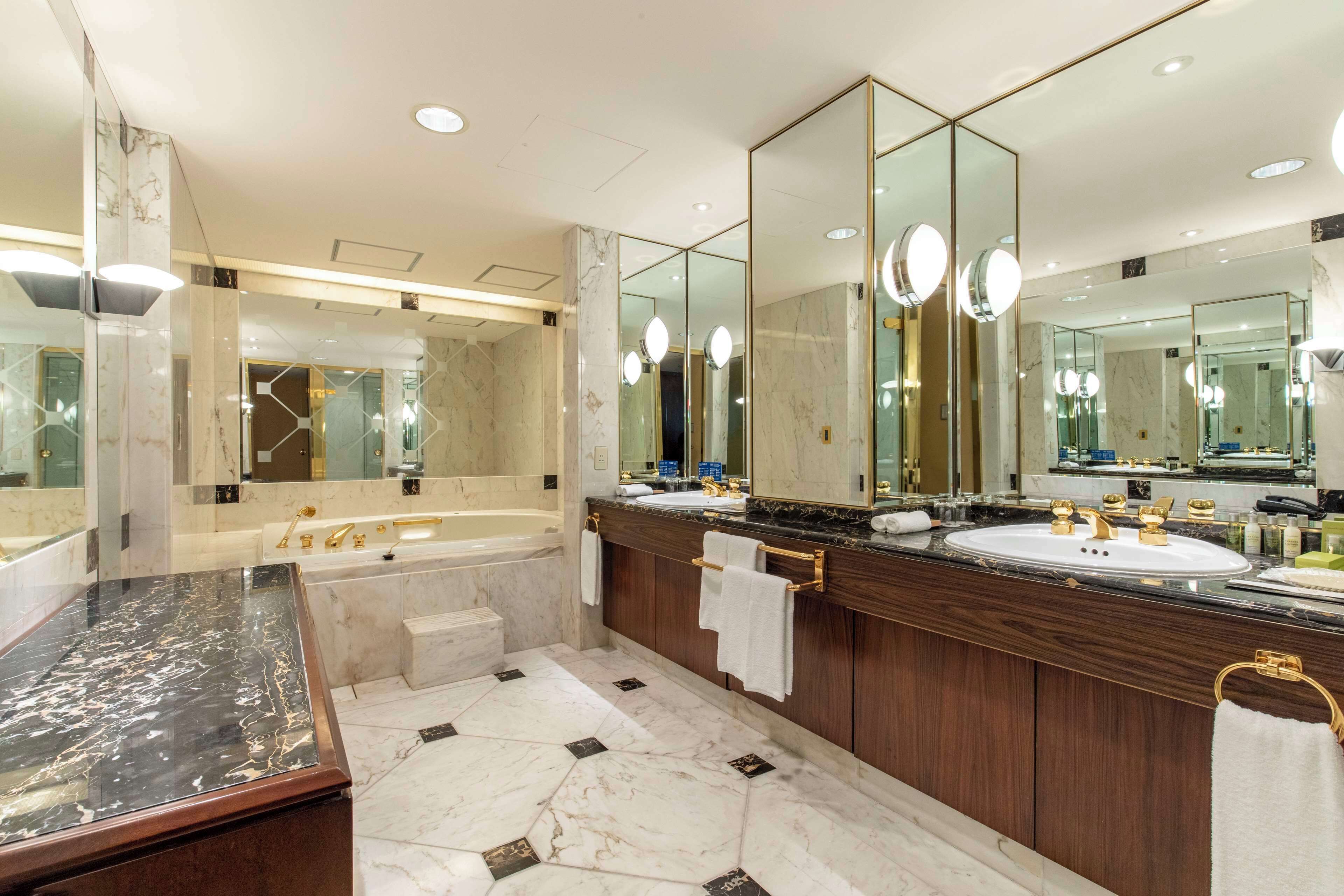 king executive deluxe suite | bathroom | combined shower/bathtub, free toiletries, hair dryer, bathrobes