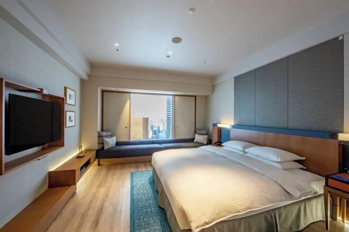 Down duvets, in-room safe, desk, iron/ironing board