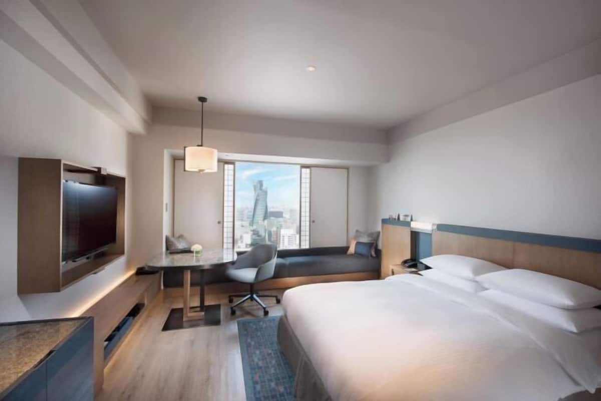 Down duvets, in-room safe, desk, iron/ironing board