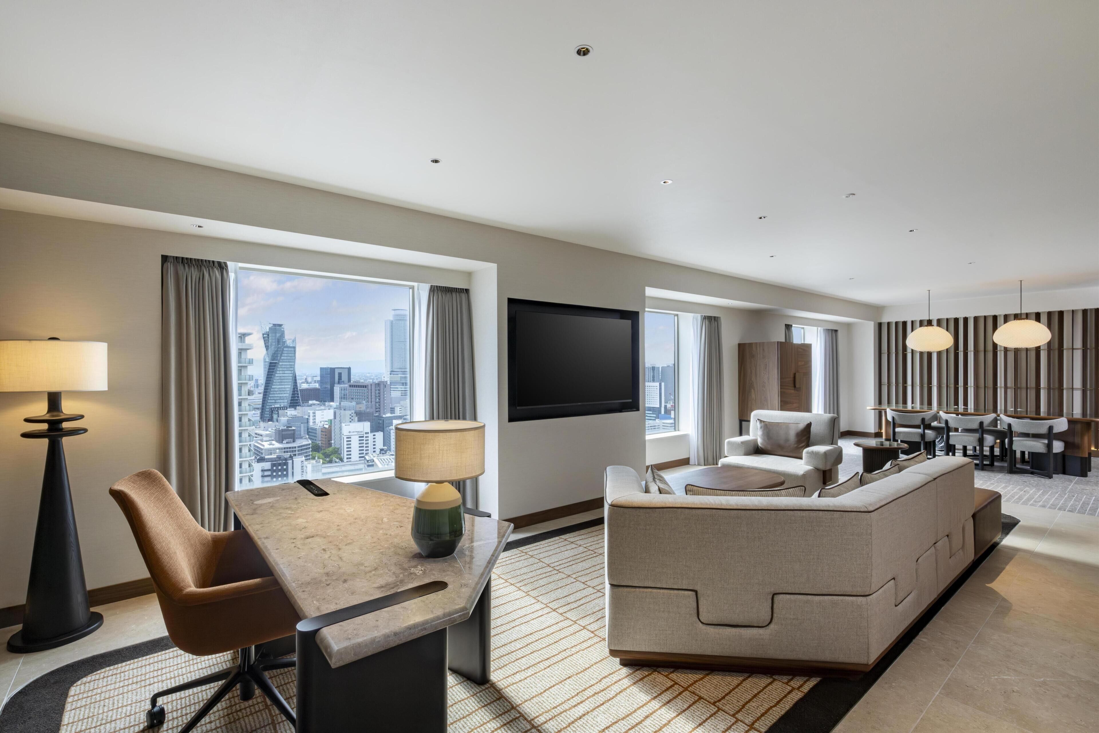 King Executive Deluxe Suite | Living area | 40-inch TV with satellite channels, pay movies