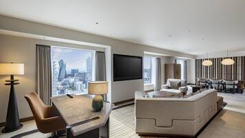 King Executive Deluxe Suite | Living area | 40-inch TV with satellite channels, pay movies