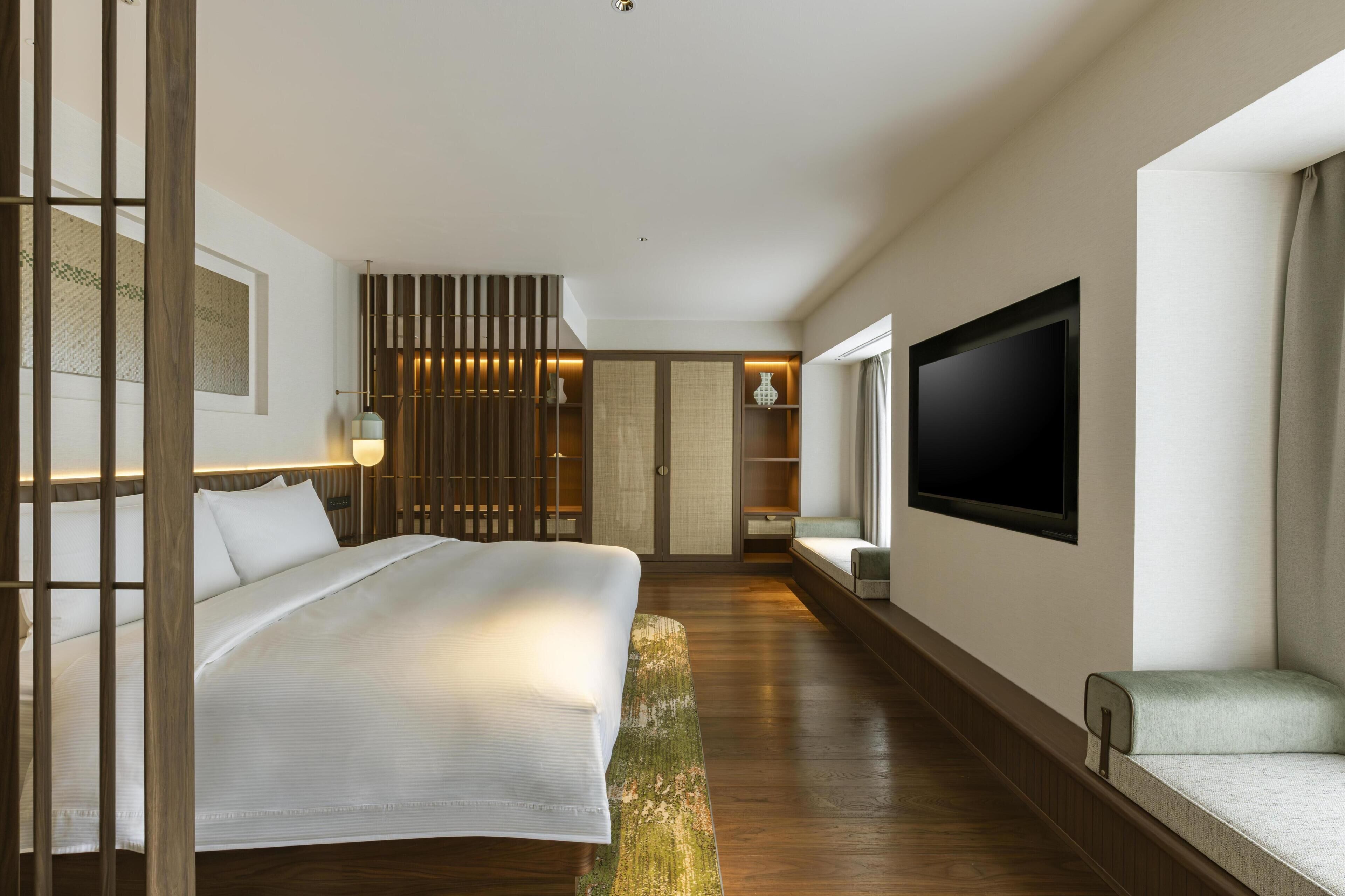 King Executive Deluxe Suite | Down comforters, in-room safe, desk, iron/ironing board