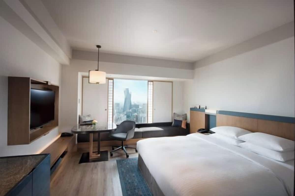 Down duvets, in-room safe, desk, iron/ironing board