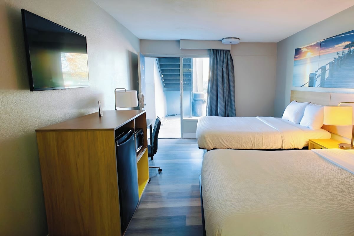 Premium bedding, desk, laptop workspace, iron/ironing board (on request)