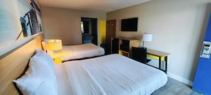 Luxe beddengoed, een bureau, een laptopwerkplek