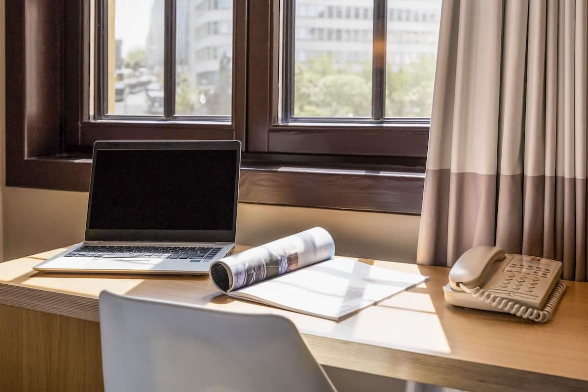 Quarto triplo premium, várias camas | Escrivaninha, quartos à prova de som, ferros/tábuas de passar roupa