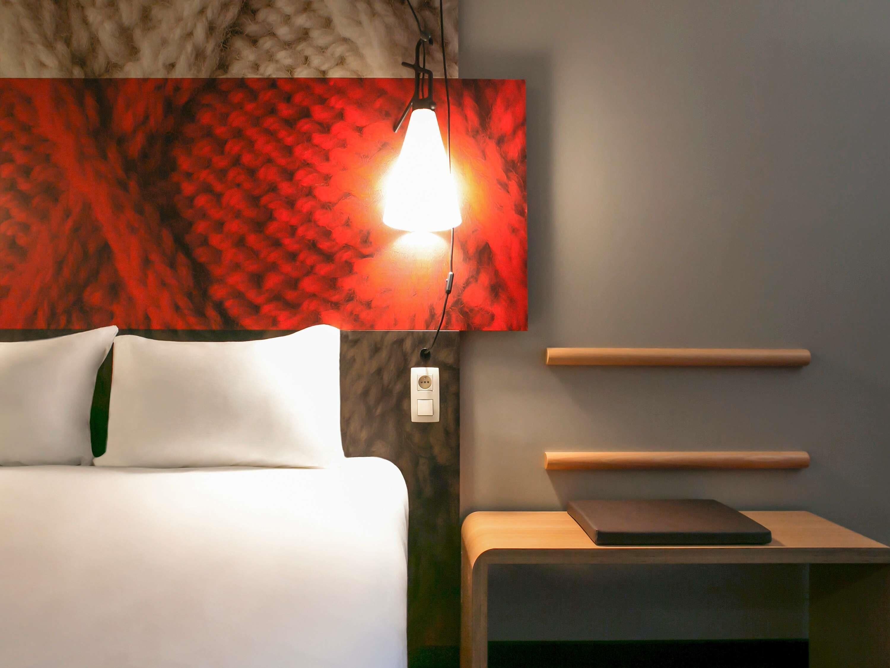 Skrivebord, lydisolert, strykejern/-brett og wi-fi (inkludert)