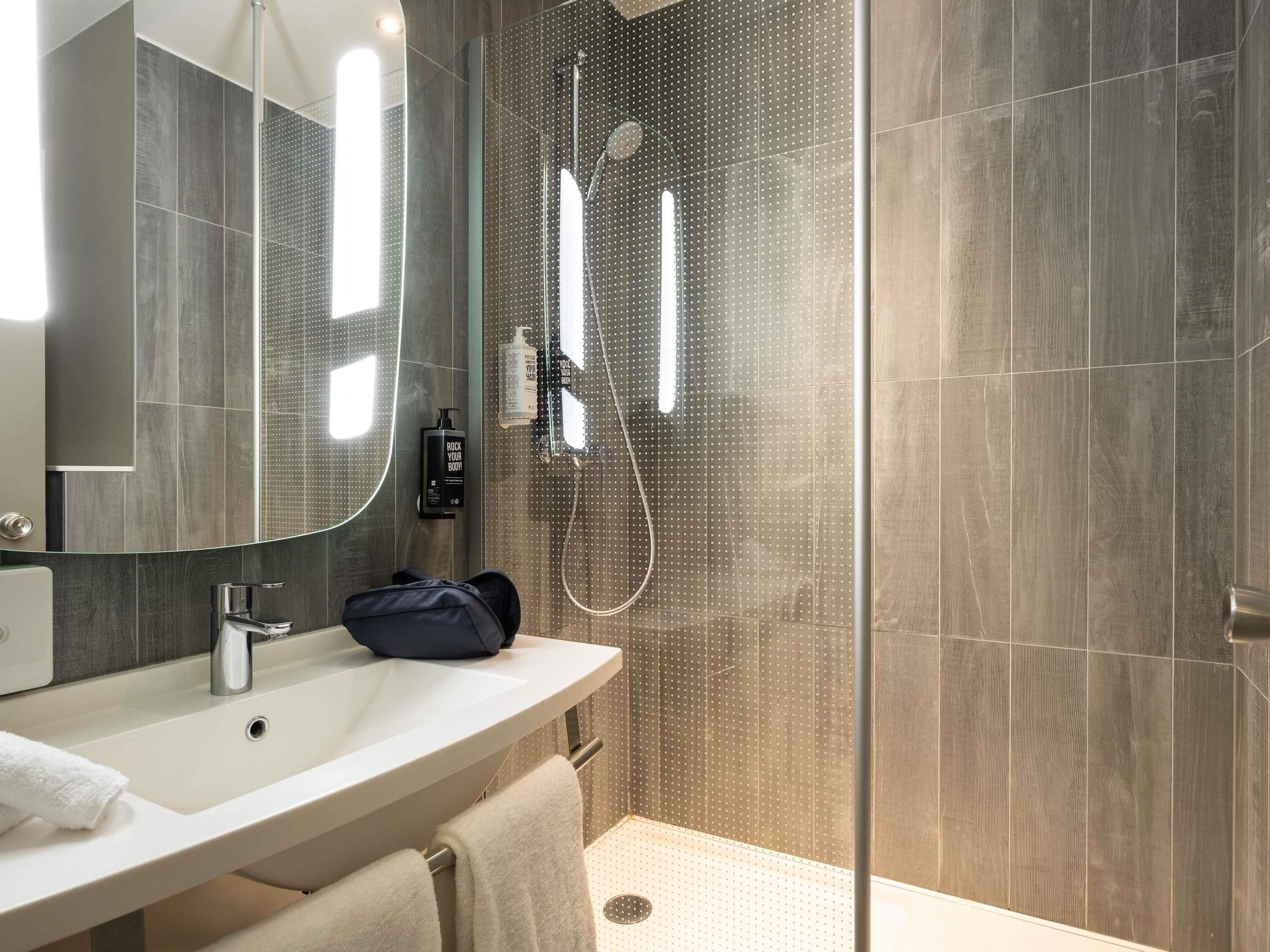 Douche, articles de toilette écologiques, sèche-cheveux