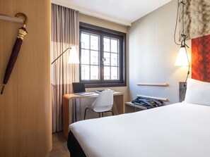 Standard Double Room, 1 Double Bed | Desk, soundproofing, iron/ironing board, free WiFi