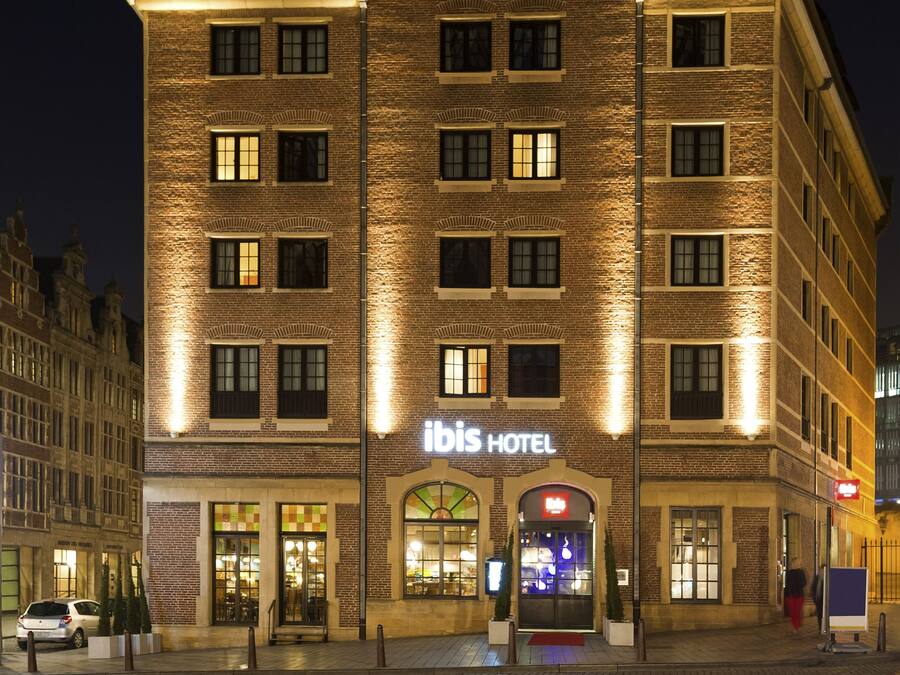 Fachada de la propiedad por la tarde o noche