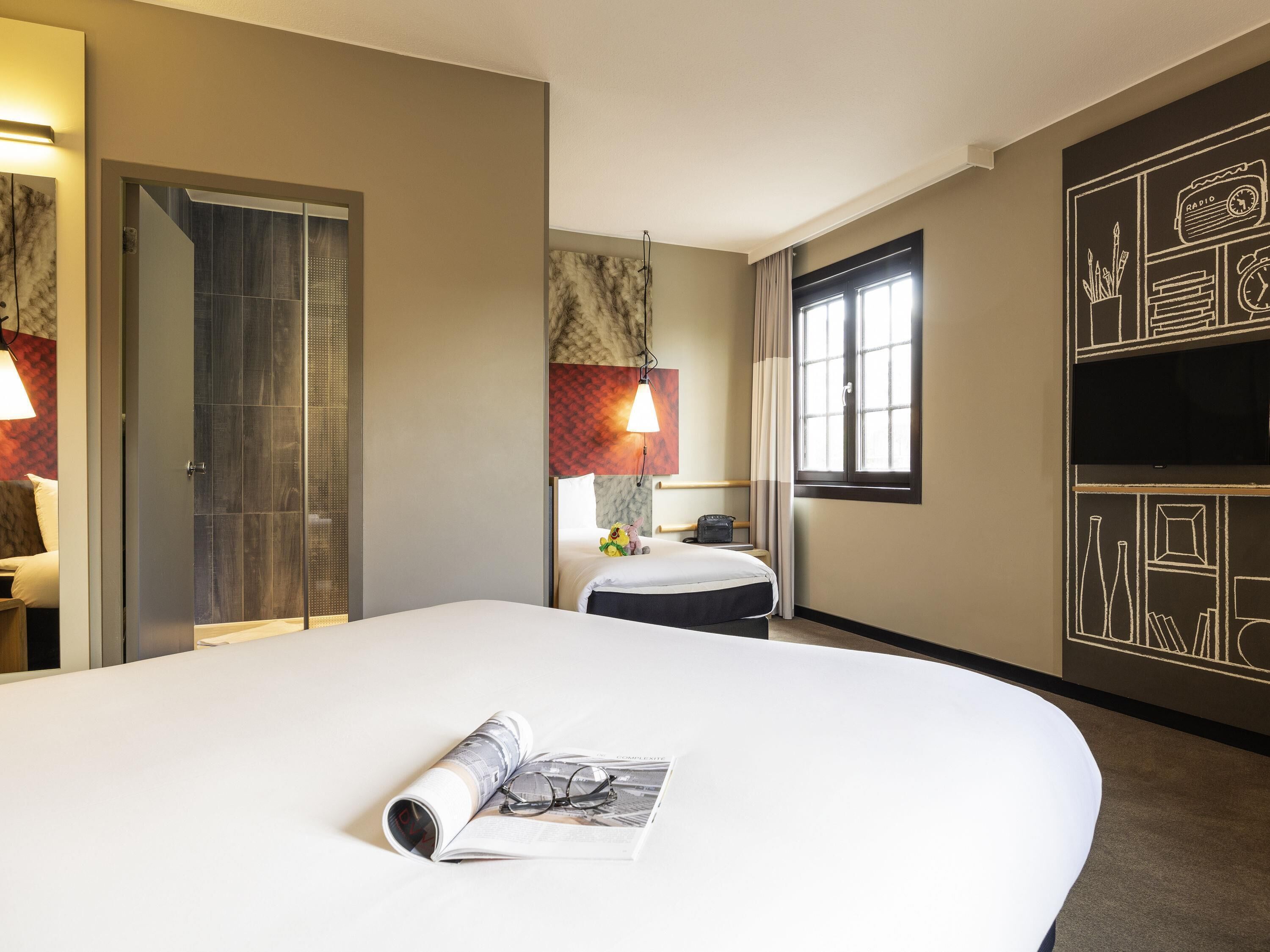 Schreibtisch, schallisolierte Zimmer, Bügeleisen/Bügelbrett